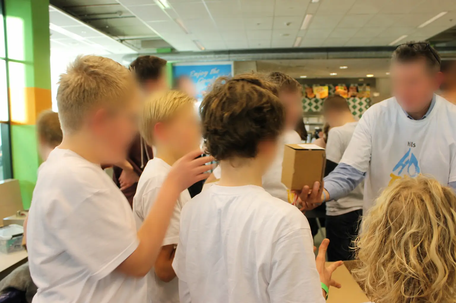 Begeleider legt een opdracht uit aan een groep leerlingen