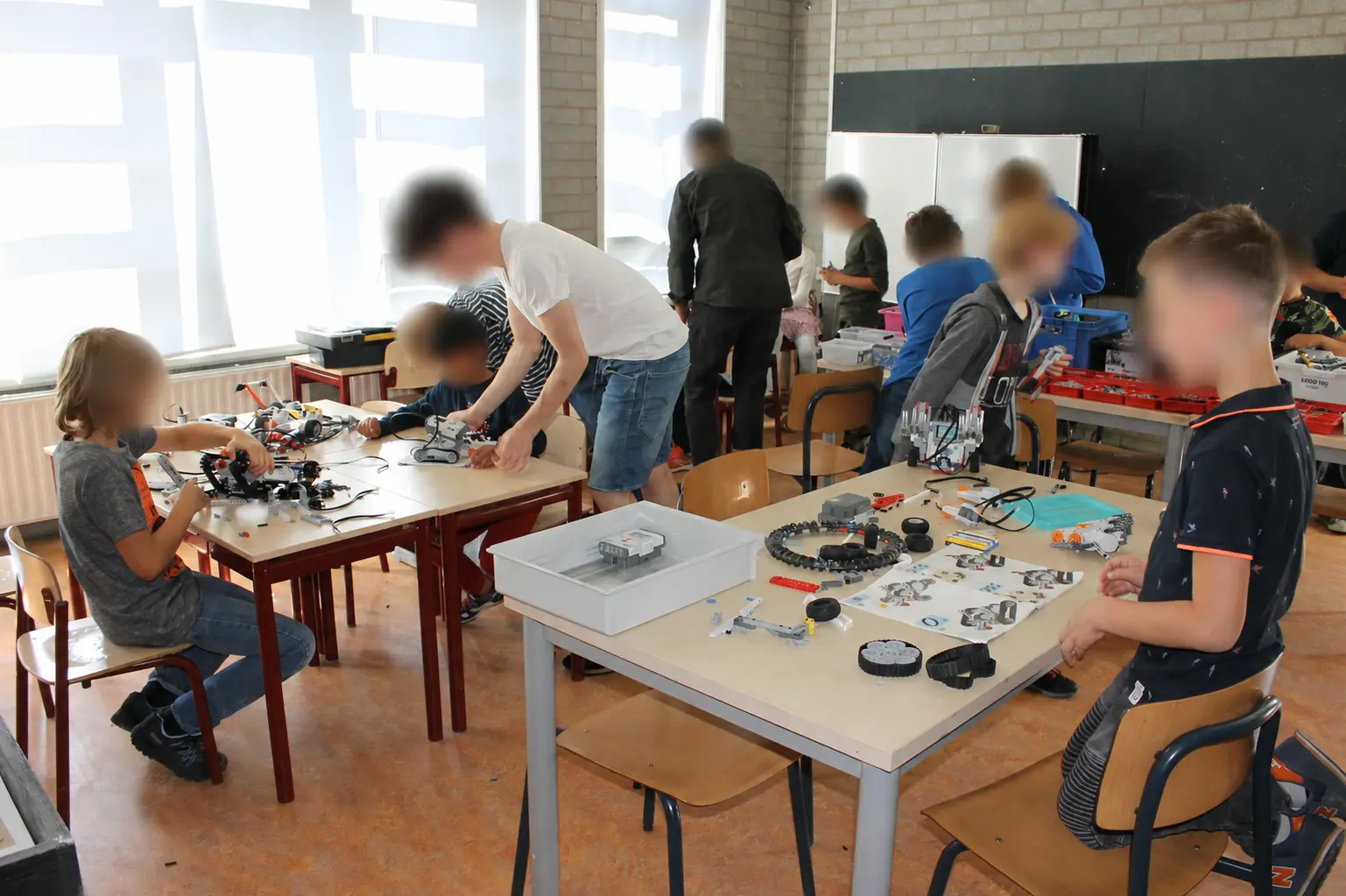 Kinderen bouwen en programmeren robots tijdens Robotica Club