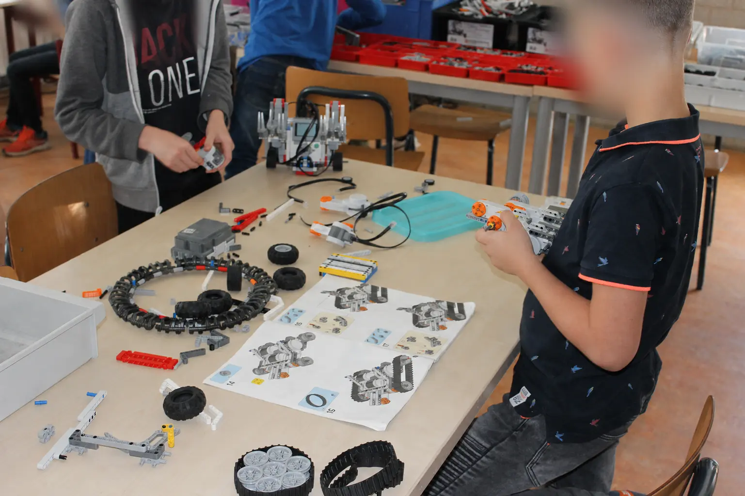 Leerling bouwt een robot met technisch lesmateriaal